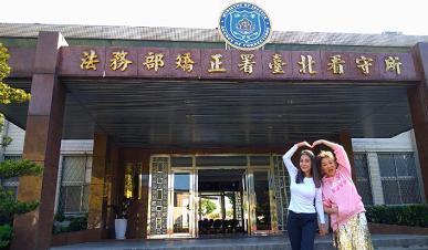 不老姐妹相聚！64歲陳美鳳與藍心湄甜蜜同框，淡妝凍齡美艷依舊