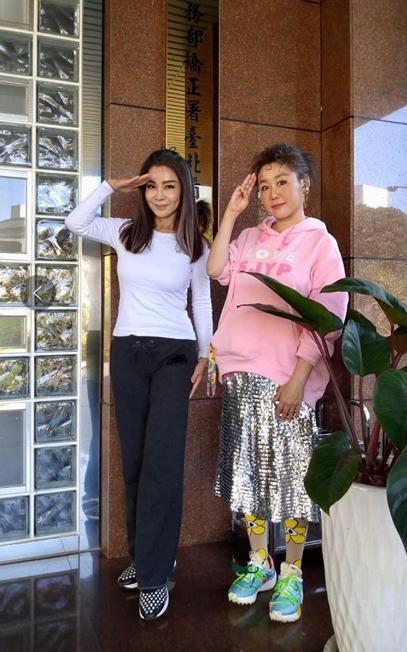 不老姐妹相聚！64歲陳美鳳與藍心湄甜蜜同框，淡妝凍齡美艷依舊