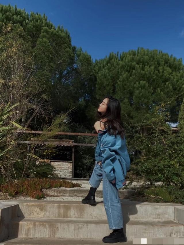 13歲李嫣近照變熟女！「穿弔帶裝巧露香肩撩人」大擺poss高冷又自信：越來越像媽媽王菲