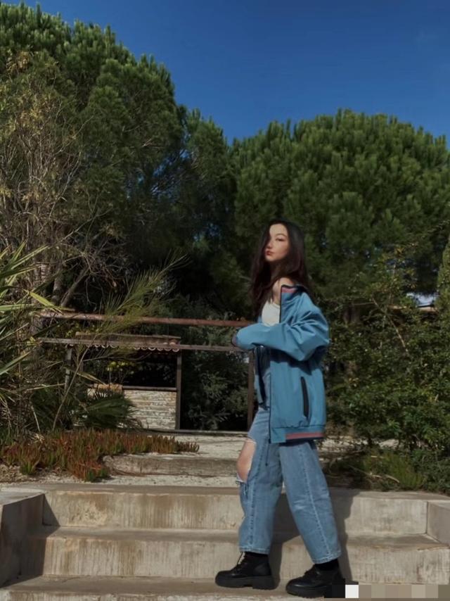 13歲李嫣近照變熟女！「穿弔帶裝巧露香肩撩人」大擺poss高冷又自信：越來越像媽媽王菲