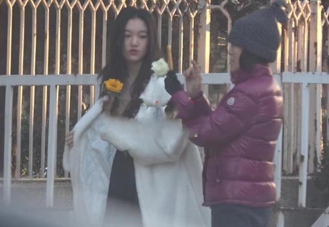 13歲李嫣近照變熟女！「穿弔帶裝巧露香肩撩人」大擺poss高冷又自信：越來越像媽媽王菲