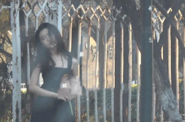 13歲李嫣近照變熟女！「穿弔帶裝巧露香肩撩人」大擺poss高冷又自信：越來越像媽媽王菲