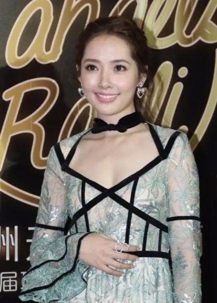 嫁入豪門後風格大變！36歲郭碧婷「穿綠色刺繡裙」溫婉大氣，穿搭越來越像婆婆向太