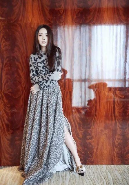 嫁入豪門後風格大變！36歲郭碧婷「穿綠色刺繡裙」溫婉大氣，穿搭越來越像婆婆向太