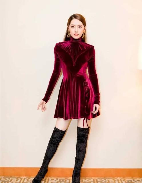 嫁入豪門後風格大變！36歲郭碧婷「穿綠色刺繡裙」溫婉大氣，穿搭越來越像婆婆向太