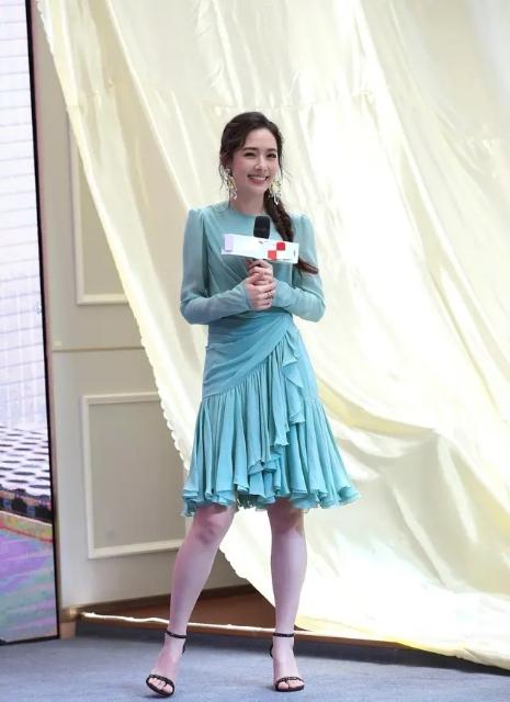 嫁入豪門後風格大變！36歲郭碧婷「穿綠色刺繡裙」溫婉大氣，穿搭越來越像婆婆向太