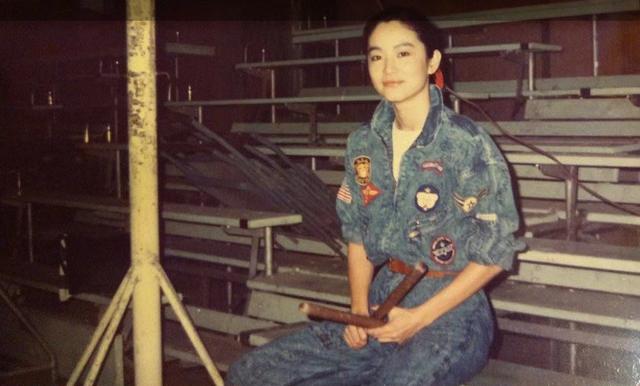 林青霞32年前舊照曝光！「穿連體衣」學打鼓英姿颯爽，遭全校師生圍觀：不愧是校花級美貌