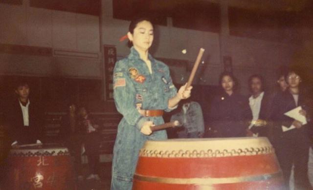 林青霞32年前舊照曝光！「穿連體衣」學打鼓英姿颯爽，遭全校師生圍觀：不愧是校花級美貌