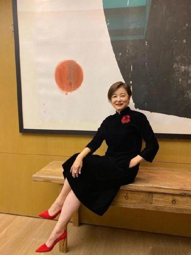 林青霞32年前舊照曝光！「穿連體衣」學打鼓英姿颯爽，遭全校師生圍觀：不愧是校花級美貌