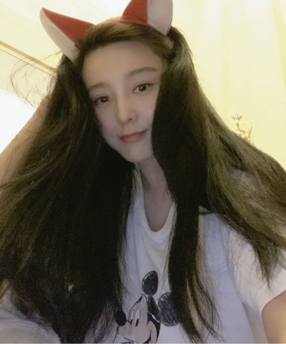 單身後首過情人節！39歲范冰冰「穿卡通T恤」戴狐狸頭箍，俏皮咬唇好性感：美得認不出