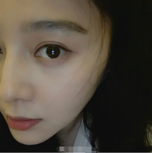 單身後首過情人節！39歲范冰冰「穿卡通T恤」戴狐狸頭箍，俏皮咬唇好性感：美得認不出