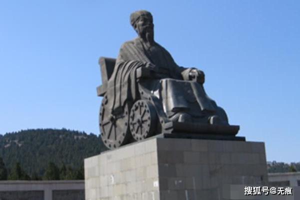 諸葛亮腿又沒瘸，為何打仗時總「坐在輪椅上」？史學家解開疑惑後，世人都佩服：難怪敵軍見了就被嚇跑