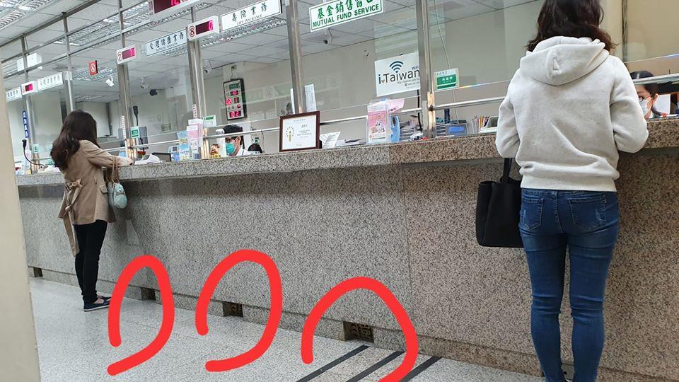 去郵局沒發現過！他好奇櫃檯下方「鐵窗型小洞」有什麼用　網友笑喊「是地下錢莊」兩邊可以拆開