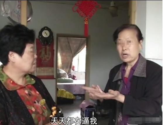 捐掉都不給你 ！聽到拆遷分300萬「離家20年的母親回來要錢」三個兒子都不肯認她	