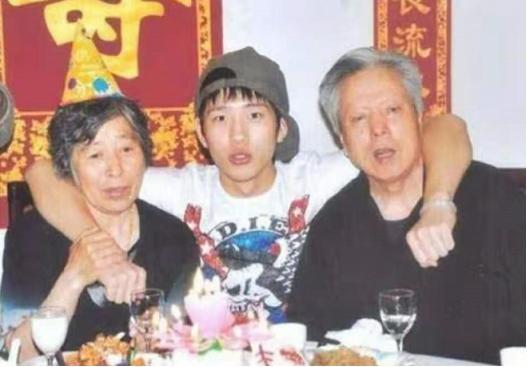 出生28天沒人養！他被阿嬤拾荒帶大「今贈千萬別墅報恩」　事業有成「爸媽出現搶相認」最終決定感動全網