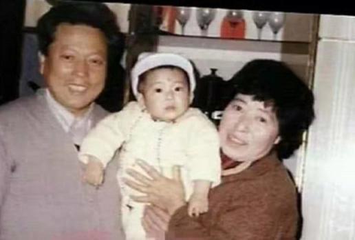 出生28天沒人養！他被阿嬤拾荒帶大「今贈千萬別墅報恩」　事業有成「爸媽出現搶相認」最終決定感動全網