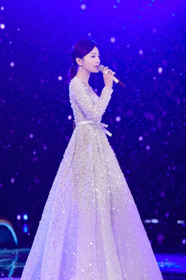 41歲秦嵐練舞照火了！穿緊身衣「小蠻腰+蜜桃臀」辣秀S曲線 「一旁女教練」氣質出眾很搶鏡