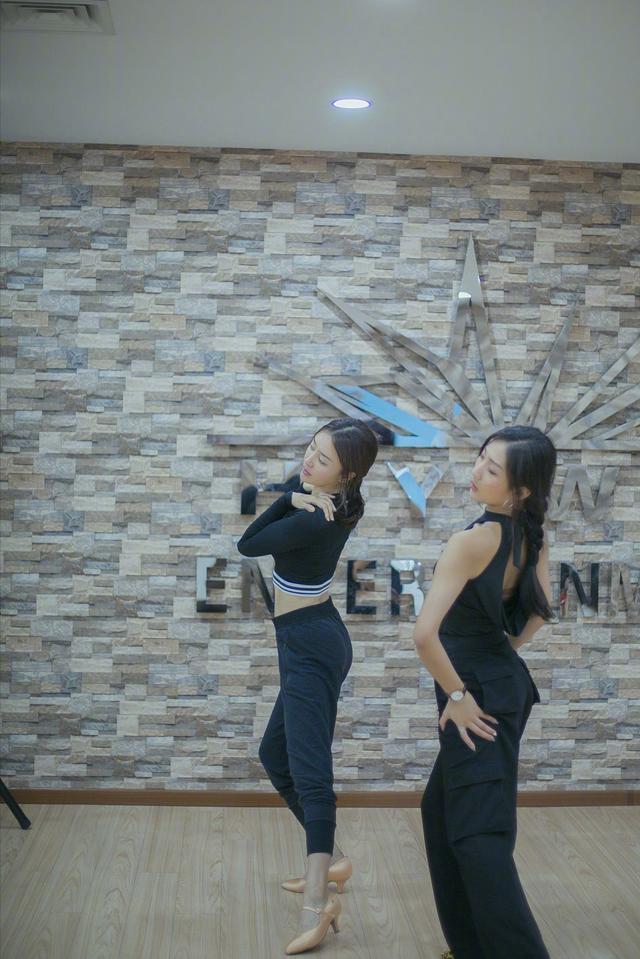 41歲秦嵐練舞照火了！穿緊身衣「小蠻腰+蜜桃臀」辣秀S曲線 「一旁女教練」氣質出眾很搶鏡