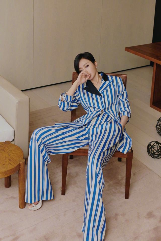 41歲秦嵐練舞照火了！穿緊身衣「小蠻腰+蜜桃臀」辣秀S曲線 「一旁女教練」氣質出眾很搶鏡