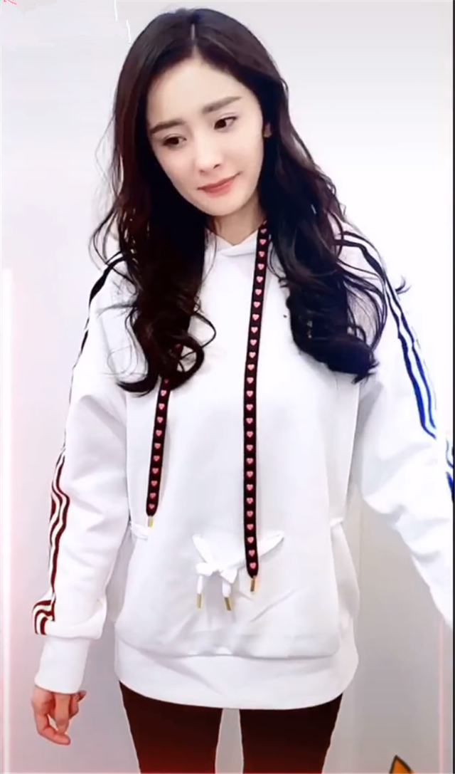 楊冪18年前舊照曝光!穿牛仔裙青澀單純,「頭戴迷彩小方巾」可愛動人:如今變身氣場女王