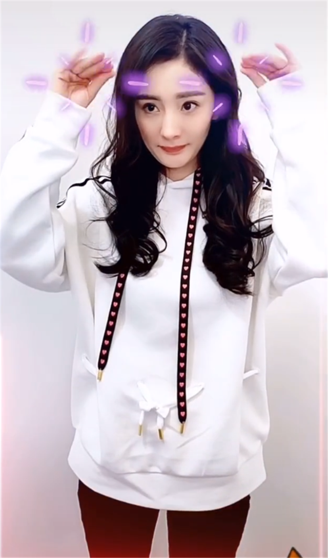 楊冪18年前舊照曝光!穿牛仔裙青澀單純,「頭戴迷彩小方巾」可愛動人:如今變身氣場女王