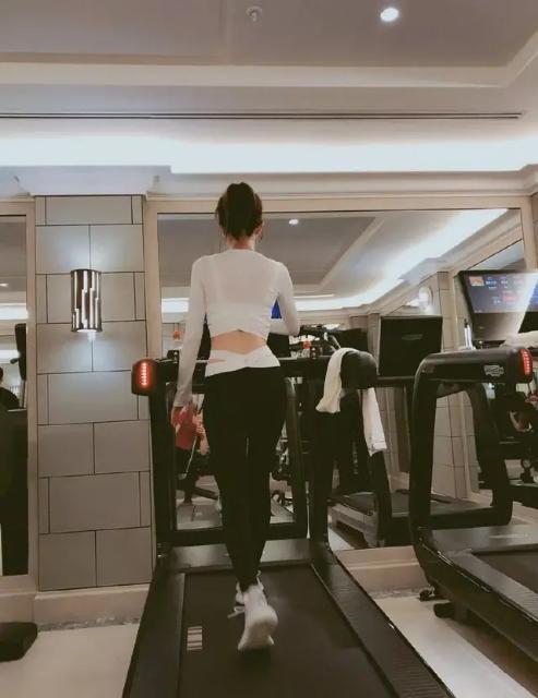 41歲秦嵐練舞照火了！穿緊身衣「小蠻腰+蜜桃臀」辣秀S曲線 「一旁女教練」氣質出眾很搶鏡