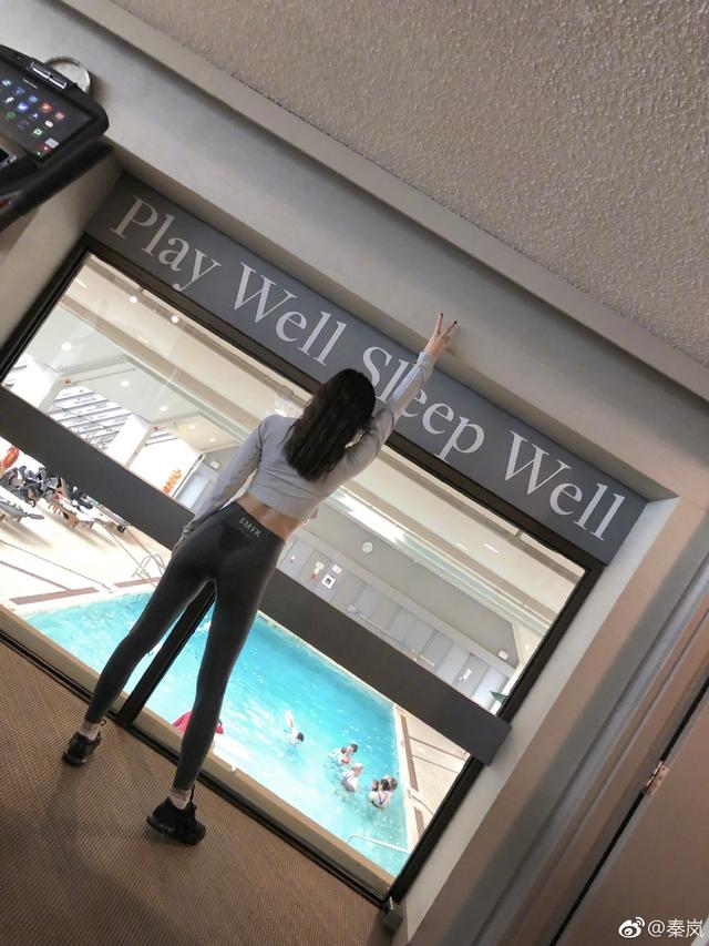 41歲秦嵐練舞照火了！穿緊身衣「小蠻腰+蜜桃臀」辣秀S曲線 「一旁女教練」氣質出眾很搶鏡