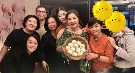 鍾楚紅60歲生日照！淡妝出鏡「與47歲陳慧琳」合影無壓力，美貌凍齡超養眼