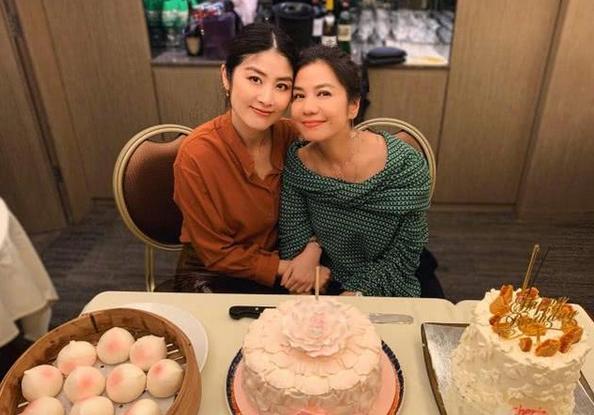鍾楚紅60歲生日照！淡妝出鏡「與47歲陳慧琳」合影無壓力，美貌凍齡超養眼