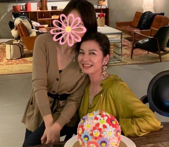 鍾楚紅60歲生日照！淡妝出鏡「與47歲陳慧琳」合影無壓力，美貌凍齡超養眼