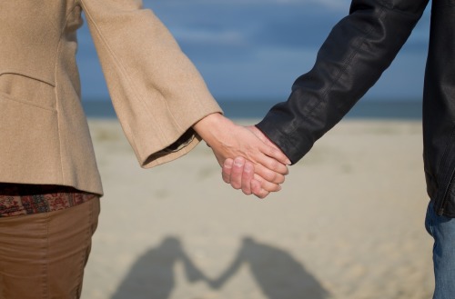 準備要結婚！帶交往5年男友回家「爸爸瞬間冒冷汗」不敢正眼看他　之後才說實話：「他是妳親弟弟」
