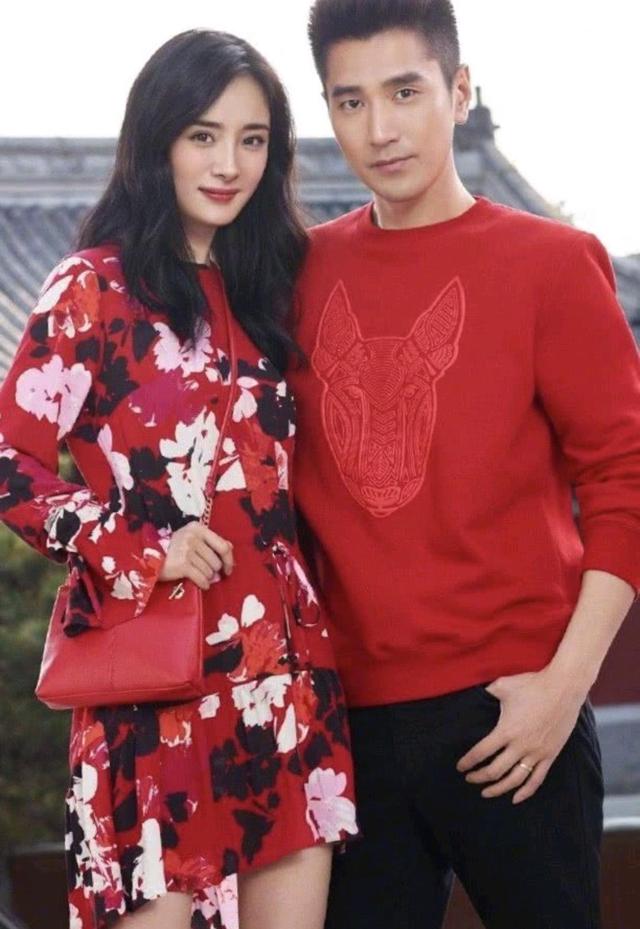 「白夜夫婦」再次合體!楊冪「穿紅色連衣裙」美翻四海八荒,緊靠姑父趙又廷甜似新婚