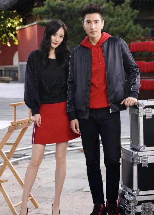 「白夜夫婦」再次合體!楊冪「穿紅色連衣裙」美翻四海八荒,緊靠姑父趙又廷甜似新婚