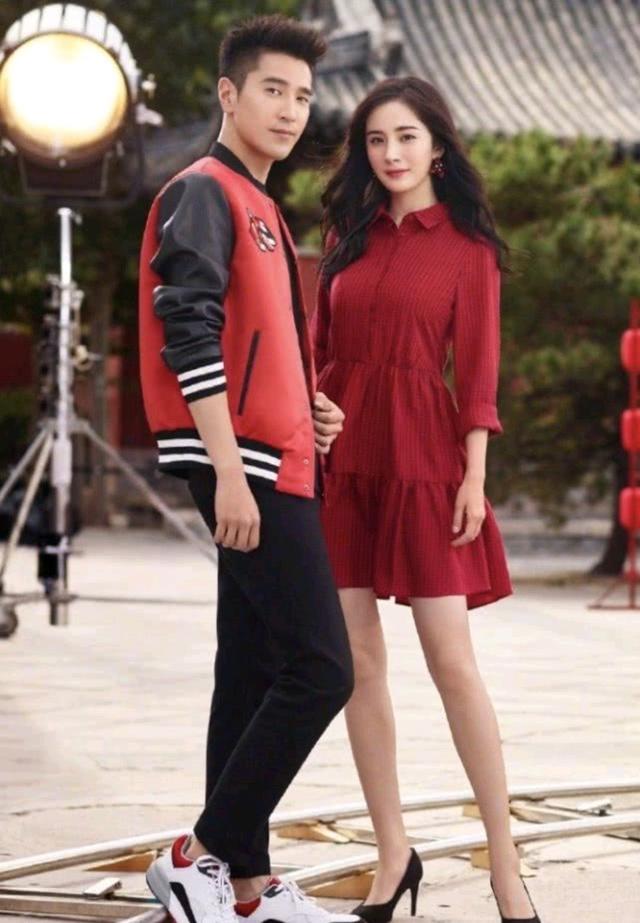 「白夜夫婦」再次合體!楊冪「穿紅色連衣裙」美翻四海八荒,緊靠姑父趙又廷甜似新婚