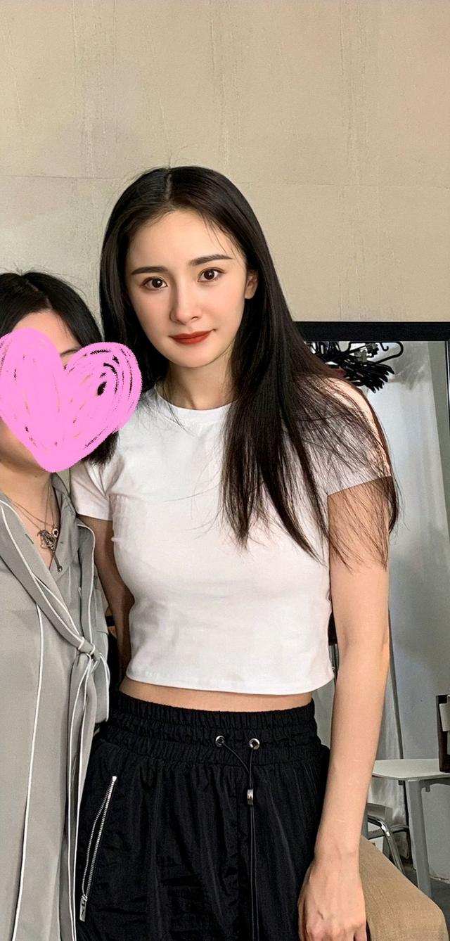 「白夜夫婦」再次合體!楊冪「穿紅色連衣裙」美翻四海八荒,緊靠姑父趙又廷甜似新婚