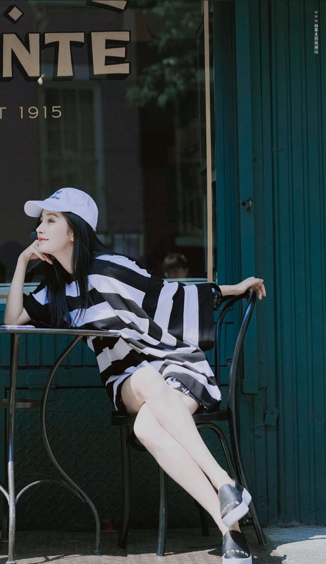 「白夜夫婦」再次合體!楊冪「穿紅色連衣裙」美翻四海八荒,緊靠姑父趙又廷甜似新婚