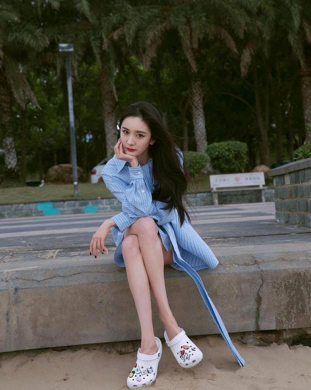 「白夜夫婦」再次合體!楊冪「穿紅色連衣裙」美翻四海八荒,緊靠姑父趙又廷甜似新婚