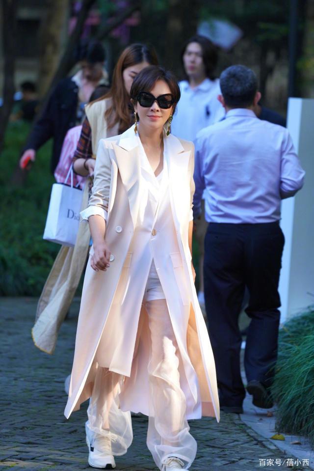 大玩疊穿！53歲劉嘉玲「穿兩件風衣」凹造型，配「透視褲」奪人眼球：不服老的穿搭教科書