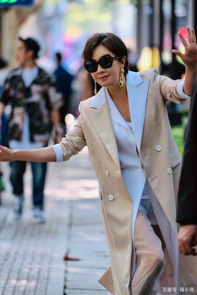 大玩疊穿！53歲劉嘉玲「穿兩件風衣」凹造型，配「透視褲」奪人眼球：不服老的穿搭教科書