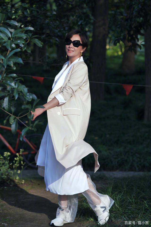 大玩疊穿！53歲劉嘉玲「穿兩件風衣」凹造型，配「透視褲」奪人眼球：不服老的穿搭教科書