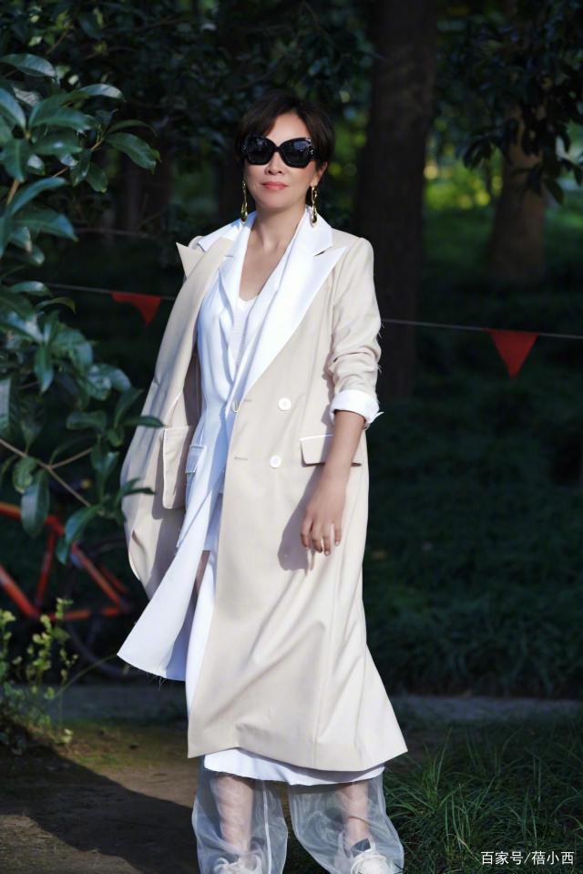 大玩疊穿！53歲劉嘉玲「穿兩件風衣」凹造型，配「透視褲」奪人眼球：不服老的穿搭教科書