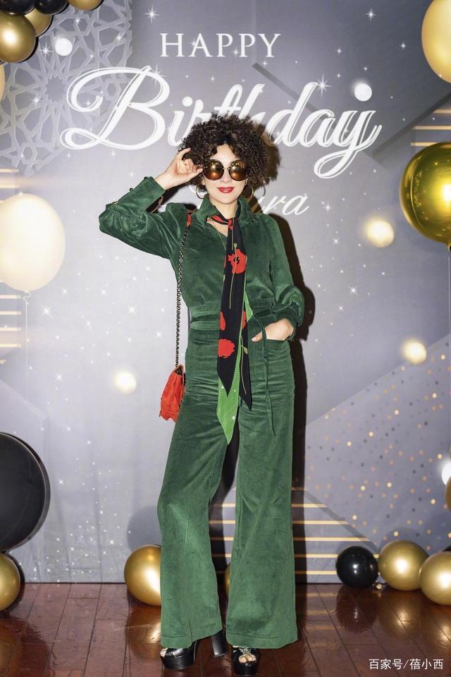 大玩疊穿！53歲劉嘉玲「穿兩件風衣」凹造型，配「透視褲」奪人眼球：不服老的穿搭教科書