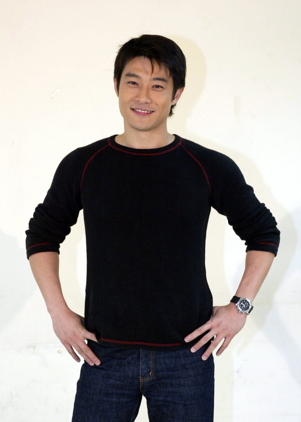 昔日台灣小生「一頭長髮留鬍子」網認不出來 陳美鳳「緊貼他身旁」狂喊:好久不見❤