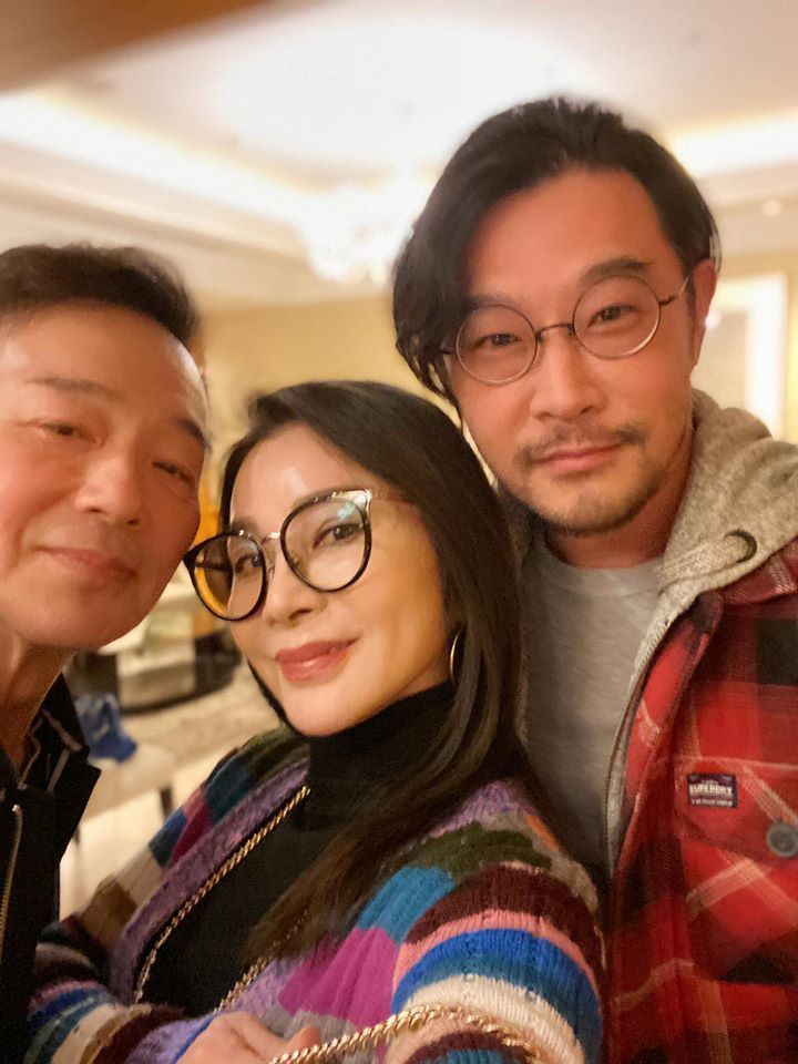 昔日台灣小生「一頭長髮留鬍子」網認不出來 陳美鳳「緊貼他身旁」狂喊:好久不見❤