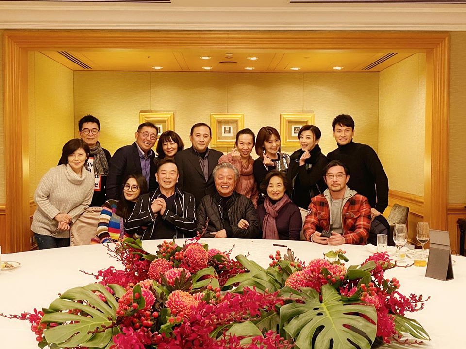 昔日台灣小生「一頭長髮留鬍子」網認不出來 陳美鳳「緊貼他身旁」狂喊:好久不見❤