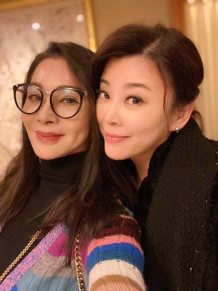 昔日台灣小生「一頭長髮留鬍子」網認不出來 陳美鳳「緊貼他身旁」狂喊:好久不見❤