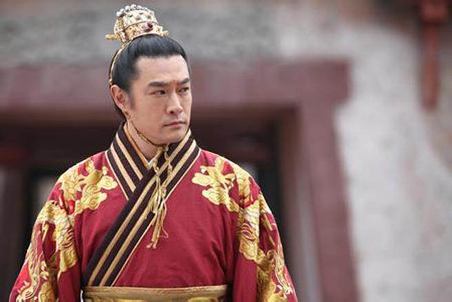 昔日台灣小生「一頭長髮留鬍子」網認不出來 陳美鳳「緊貼他身旁」狂喊:好久不見❤