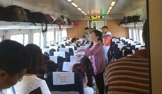 女員工和老闆一起出差！搭火車途中她讓座給一個60歲老人　隔天上班老闆一句：「你被開除了！」