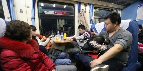 女員工和老闆一起出差！搭火車途中她讓座給一個60歲老人　隔天上班老闆一句：「你被開除了！」