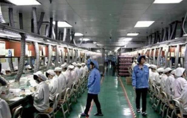 老員工要求「漲工資」反被老闆開除，3個月後路過工廠，老員工笑了：活該